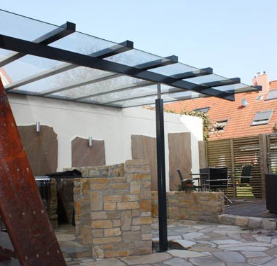 Terrassenüberdachung aus Metall und Glas