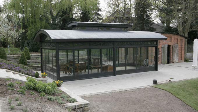 Metallkonstruktion mit Glas und Außenbereich